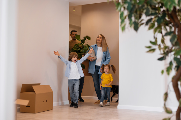 Familia comprando vivienda